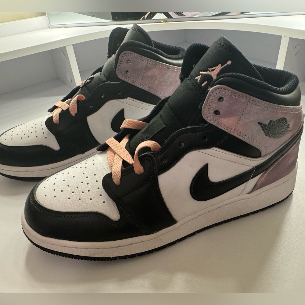 Air Jordan 1 Mid SE 'Zen Master'      Size 6.5 Y (6.5 M or 8 W)